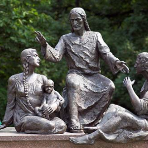 Figury świętych na stacjach przed Klasztorem Jasnogórskim